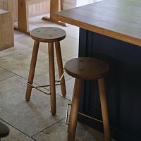 Contemporary bar stool Oneoakashoak base