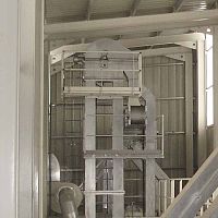 Solids bucket elevator for bulk materials