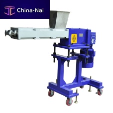 Worm screw feeder for the plastics industry