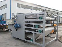 Sludge dewatering dewatering press