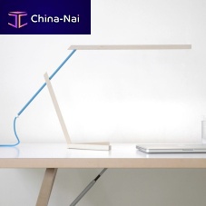 Desk lamp MANTISaluminummapleminimalist design