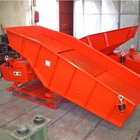 Vibrating feeder electromagneticgrizzlyPLC-controlled