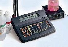 Bench-top pH meter laboratorywith LCD displaywith thermometer