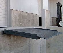 Hydraulic dock leveler vertical