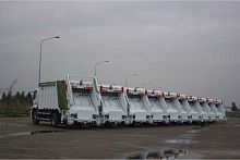 Rear-loader waste collection vehicle