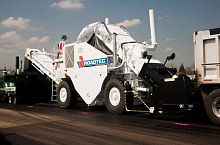 Worm screw feeder 62,500 lbs (28,350 kg) | continuous-motionfor asphalt paversmobile