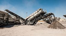 Mining screening unit Lokotrack® ST3.8mobilefor bulk materials