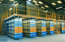 Working platform storagewith safety railinglong-range
