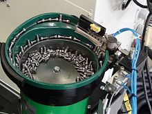 Screw vibratory bowl