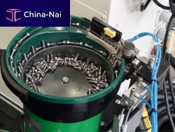 Screw vibratory bowl