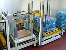 Low level infeed palletizer gantryfor bottle packsfor food products