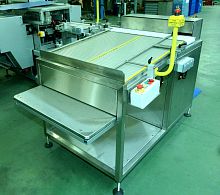 Conveyor accumulating table