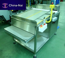 Conveyor accumulating table