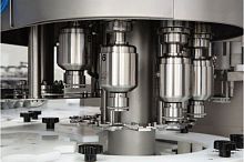 Automatic screw capping machine for the wine industry