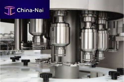 Automatic screw capping machine for the wine industry