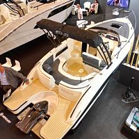 Outboard day cruiser 6.4 ELopencenter console7-person max.