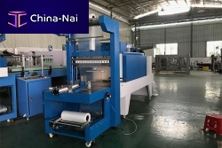 Semi-automatic shrink wrapping machine for bottles