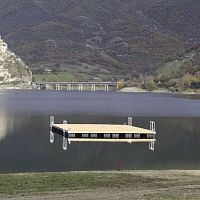 Floating platform for marinascustommodular