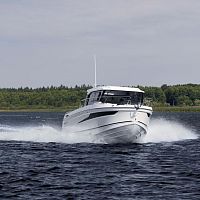 Outboard cabin cruiser 920 EXPLORERwheelhouseteak deck