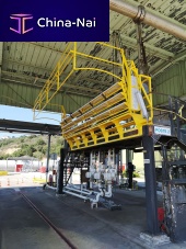 Folding access gangway for tanks