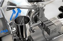 Feeder for the pharmaceutical industry SIDEfor granulatesfor powders