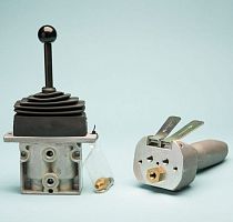 Spool pneumatic directional control valve lever-operated