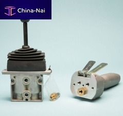 Spool pneumatic directional control valve lever-operated