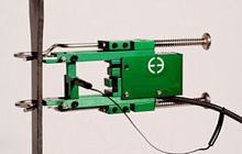 Strain gauge extensometer clip-on