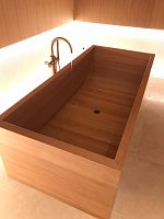 Free-standing bathtub oak