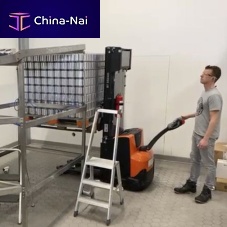 Layer depalletizer for canssemi-automaticbottling industry