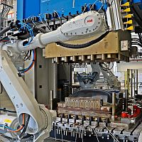 Parts loading and unloading system vacuumautomatic