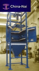 Big bag unloading machine with lifting device