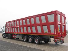 Equipment semi-trailer for wasterear loading
