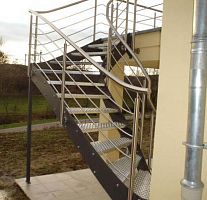 Half-turn staircase EC42metal stepmetal frameoutdoor