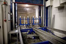 Pallet loading and unloading system truckwith chain conveyor