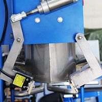 Automatic bag closing machine