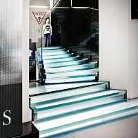 Half-turn staircase VISTA PROJECTglass stepmetal framecontemporary