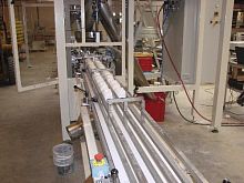 Automatic filling system containerwith conveyor