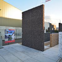 Prefab noise barrier concretewith steel framework