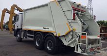 Rear-loader waste collection vehicle