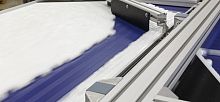 Conveyor accumulating table