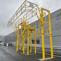 Folding access gangway for tanksfor containers