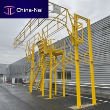 Folding access gangway for tanksfor containers