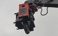 Vibratory pile driver
