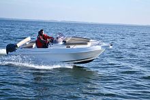 Outboard walkaround Cap-Ferret 572center consolewith cabinsundeck
