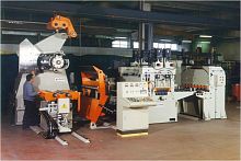 Manually-controlled cut-to-length cutting line for metal strips