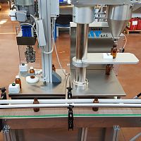 Semi-automatic filling and capping machine for powdersvolumetric