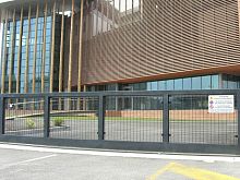 Sliding gate metalwire meshwith bars