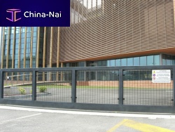Sliding gate metalwire meshwith bars